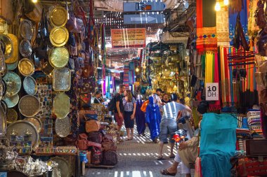 MARRAKESH, MOROCCO - HAZİRAN 04, 2017: Güneşli bir günde Marakeş Medine 'deki pazarı görmek.