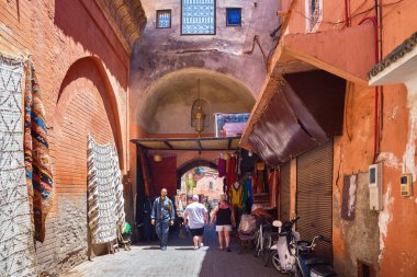 MARRAKESH, MOROCCO - HAZİRAN 04, 2017: Güneşli bir günde Marakeş 'in Medine' sindeki tarihi dar sokakların manzarası.