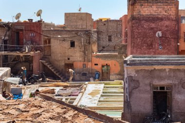 MARRAKESH, MOROCCO - HAZİRAN 04, 2017: Güneşli bir günde Marakeş 'teki eski tabakhaneyi görmek. 