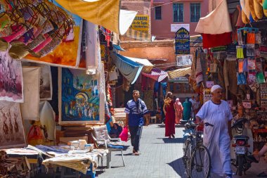 MARRAKESH, MOROCCO - HAZİRAN 05, 2017: Güneşli bir günde Marakeş 'in Medine' sindeki tarihi dar sokakların manzarası.