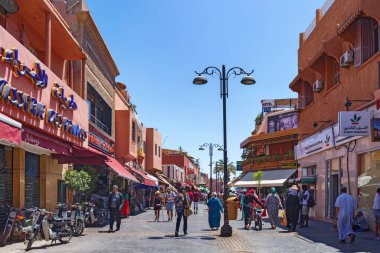 MARRAKESH, MOROCCO - HAZİRAN 05, 2017: Güneşli bir günde Marakeş 'in Medine' sindeki kırmızı duvarların tarihi binalarının manzarası.