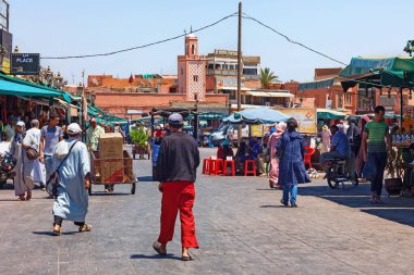 MARRAKESH, MOROCCO - HAZİRAN 05, 2017: Güneşli bir günde Marakeş 'in Medine' sindeki ünlü Jemaa el-Fnaa 'daki bilinmeyen insanların görüntüsü.
