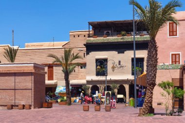 MARRAKESH, MOROCCO - HAZİRAN 05, 2017: Güneşli bir günde Marakeş Medine 'deki kırmızı duvarların tarihi binalarını görmek.