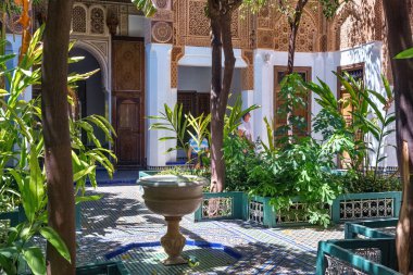 MARRAKESH, FOCCO - Haziran 05, 2017 Bahia Sarayı Çeşmesi. 19. yüzyılın sonlarında Marakeş 'te bir saray. Günümüzde şehrin en ünlü tarihi anıtı ve turistik yeridir..