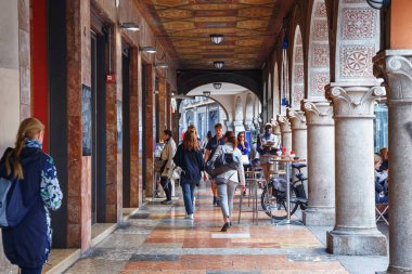 BERGAMO, İtalya - 22 Mayıs 2019: Kuzey İtalya 'da Bergamo (Citta Bassa)' da yürüyen bilinmeyen insanlar. Bergamo, Alp Lombardy bölgesinde bir şehirdir..