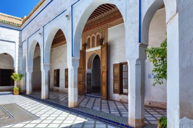 MARRAKESH, FOCCO - Haziran 05, 2017: Bahia Sarayı 'ndaki avlu. 19. yüzyılın sonlarında Marakeş 'te bir saray. Günümüzde şehrin en ünlü tarihi anıtı ve turistik yeridir..