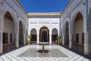 MARRAKESH, FOCCO - Haziran 05, 2017: Bahia Sarayı 'ndaki avlu. 19. yüzyılın sonlarında Marakeş 'te bir saray. Günümüzde şehrin en ünlü tarihi anıtı ve turistik yeridir..