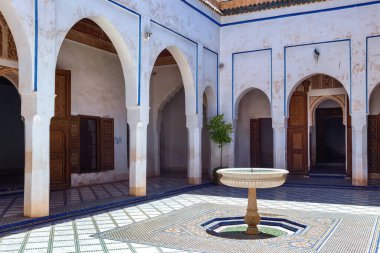 MARRAKESH, MoroCCO - Haziran 05, 2017: Bahia Sarayı 'ndaki tarihi çeşme. 19. yüzyılın sonlarında Marakeş 'te bir saray. Günümüzde şehrin en ünlü tarihi anıtı ve turistik yeridir.