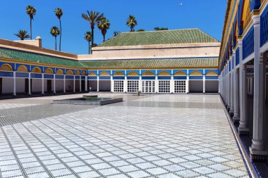 MARRAKESH, FOCCO - Haziran 05, 2017: Bahia Sarayı 'ndaki avlu. 19. yüzyılın sonlarında Marakeş 'te bir saray. Günümüzde şehrin en ünlü tarihi anıtı ve turistik yeridir..