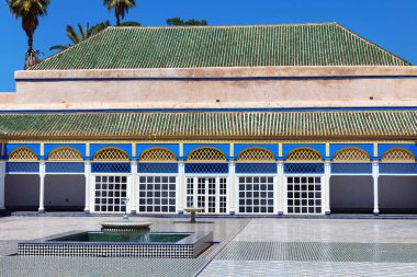 MARRAKESH, FOCCO - Haziran 05, 2017: Bahia Sarayı 'ndaki avlu. 19. yüzyılın sonlarında Marakeş 'te bir saray. Günümüzde şehrin en ünlü tarihi anıtı ve turistik yeridir..