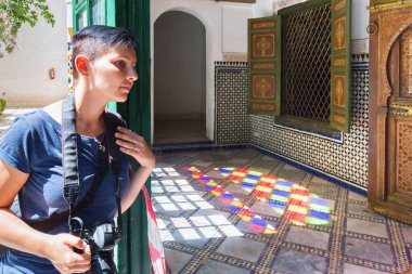 MARRAKESH, MoroCCO - Haziran 05, 2017: Bahia Sarayı 'nda bilinmeyen turist. 19. yüzyılın sonlarında Marakeş 'te bir saray. Günümüzde şehrin en ünlü tarihi anıtı ve turistik yeridir..