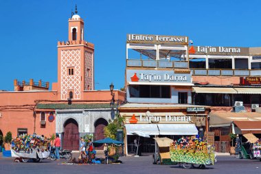 MARRAKESH, MOROCCO - HAZİRAN 05, 2017: Güneşli bir günde Marakeş 'in Medine' sindeki ünlü Jemaa el-Fnaa camisinin manzarası.