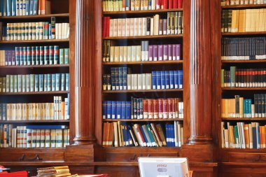 BERGAMO, İtalya - 22 Mayıs 2019: Ünlü Bergamo kütüphanesindeki kitaplıklar Biblioteca Civica Angelo Mai.