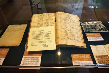 BERGAMO, İtalya - 22 Mayıs 2019: Ünlü Bergamo kütüphanesindeki antik İtalyan kitapları Biblioteca Civica Angelo Mai.