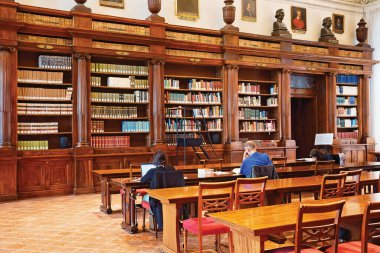 BERGAMO, İtalya - 22 Mayıs 2019: Ünlü Bergamo kütüphanesinin merkez salonu Biblioteca Civica Angelo Mai.