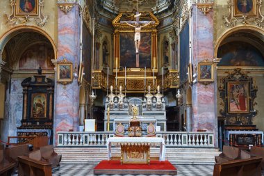 BERGAMO, İtalya - 22 Mayıs 2019: Bergamo 'daki Katolik Sant Agata nel Carmine Kilisesi' nin ana sunağı.