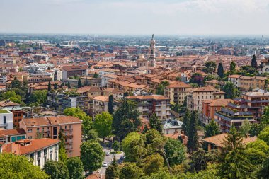 BERGAMO, İtalya - 22 Mayıs 2019: güneşli bir günde eski Bergamo kasabasının havadan görünüşü. Bergamo kuzey İtalya 'nın Alp Lombardiya bölgesinde bir şehirdir..