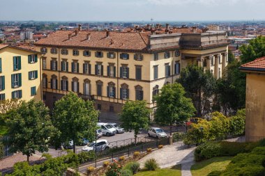 BERGAMO, İtalya - 22 Mayıs 2019: Kuzey İtalya 'daki Bergamo' daki tarihi binaların manzarası. Bergamo, Alp Lombardy bölgesinde bir şehirdir..