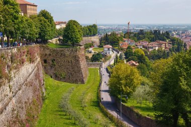 BERGAMO, İtalya - 22 Mayıs 2019: Kuzey İtalya 'daki Bergamo (Citta Alta) Venedik duvarlarının manzarası. Bergamo, Alp Lombardy bölgesinde bir şehirdir..