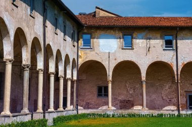 BERGAMO, İtalya - 22 Mayıs 2019: Eski Aziz Augustin Manastırı 'nın (Eski Manastır di Sant' Agostino) eski avlusu, şimdi Bergamo Üniversitesi 'dir.. 