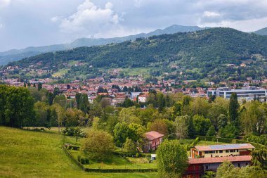 BERGAMO, İtalya - 22 Mayıs 2019: Kuzey İtalya 'daki Bergamo kasabasının manzarası. Bergamo, Lombardiya bölgesinde bir şehirdir..