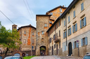 BERGAMO, İtalya - 22 Mayıs 2019: Yukarı Bergamo 'daki eski tarihi binaların görüntüsü (Citta Alta).