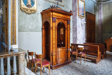 BERGAMO, İtalya - 22 Mayıs 2019: Bergamo 'daki Sant' Andrea kilisesinde eski ahşap günah çıkarma. Kilise 1837 'de Ferdinando Crivelli tarafından yeniden inşa edildi.. 