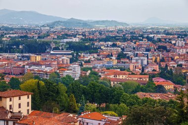 Aşağı Bergamo 'daki konut binalarının (Citta Bassa) havadan görüntüsü. İtalya.