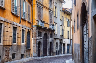 BERGAMO, İtalya - 22 Mayıs 2019: Yukarı Bergamo 'daki eski tarihi caddelerin görüntüsü (Citta Alta). Bergamo kuzey İtalya 'nın Alp Lombardiya bölgesinde bir şehirdir..