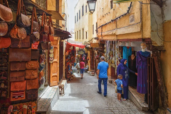 Fez, MoroCCO - 31 Mayıs 2017: Medina Mahallesi 'nin manzarası. Fez 'in Medina' sı Dünya Mirası Listesi 'nde yer almaktadır ve dünyanın en büyük yaya bölgelerinden biridir..