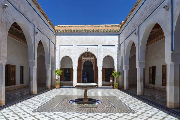 MARRAKESH, FOCCO - Haziran 05, 2017: Bahia Sarayı 'ndaki avlu. 19. yüzyılın sonlarında Marakeş 'te bir saray. Günümüzde şehrin en ünlü tarihi anıtı ve turistik yeridir..