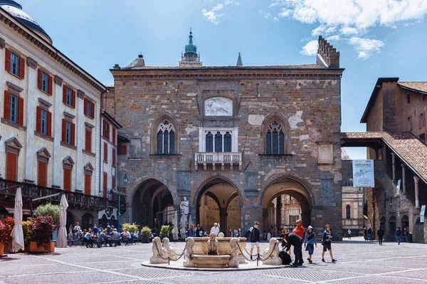 BERGAMO, İtalya - 22 Mayıs 2019: Yukarı Bergamo 'daki Piazza Vecchia caddesindeki Katedral Müzesi ve Hazine (Museo Del Tesoro Della Cattedrale) binası (Citta Alta).