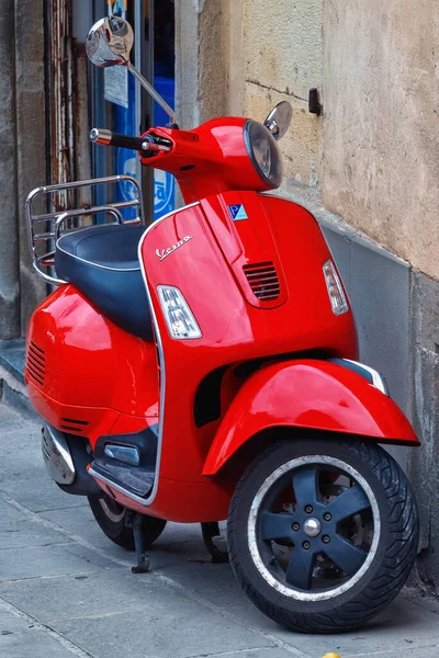 Bergamo Itálie Května 2019 Červený Populární Italský Skútr Vespa Ulici — Stock fotografie