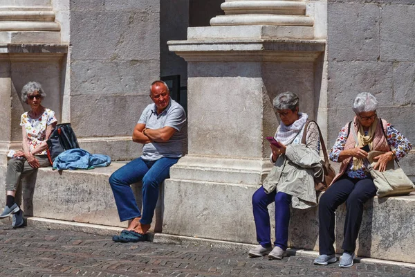 Bergamo Italia Toukokuu 2019 Tuntemattomat Vanhukset Lepäävät Kansalaiskirjaston Portaissa Bergamon kuvapankin valokuva