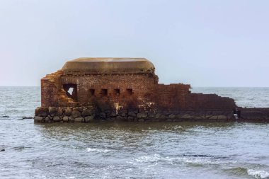 Vistula Spit 'in Baltık Denizi kıyısındaki Batı Kalesi' nin kalıntıları. Fort 1869-1871 yılları arasında Pillau Kalesi 'nin (şimdiki adıyla Baltiysk) tahkimat kompleksinin bir parçası olarak inşa edilmiştir.).