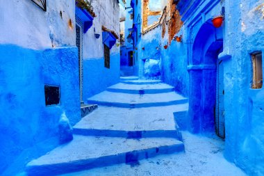 Chefchaouen, Fas 'taki Medine' nin mavi duvarlarının manzarası. Chaouen olarak da bilinen şehir, binalarının mavi tonlarıyla ünlüdür ve bu Şef 'i ziyaretçiler için çok çekici kılar..