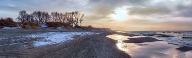 Vistula Tükürüğü 'ndeki Baltık Denizi kıyılarının kış mevsiminde panoramik manzarası