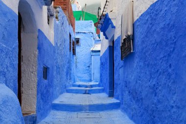 Chefchaouen, Fas 'taki Medine' nin mavi duvarlarının manzarası. Chaouen olarak da bilinen şehir, binalarının mavi tonlarıyla ünlüdür ve bu Şef 'i ziyaretçiler için çok çekici kılar..