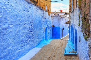 Chefchaouen, Fas 'taki Medine' nin mavi duvarlarının manzarası. Chaouen olarak da bilinen şehir, binalarının mavi tonlarıyla ünlüdür ve bu Şef 'i ziyaretçiler için çok çekici kılar..