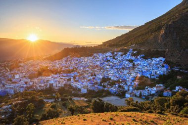 Fas 'taki Şef' in hava manzarası. Şehir binalarının mavi tonlarıyla ünlüdür ve bu Şef 'i ziyaretçiler için çok çekici kılar..