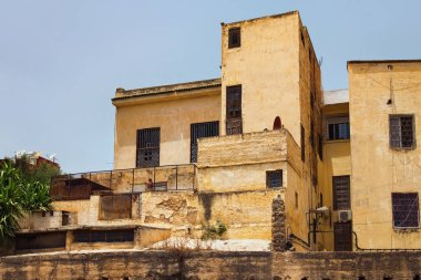 Fez 'de güneşli bir günde eski püskü konut binaları. Fas.