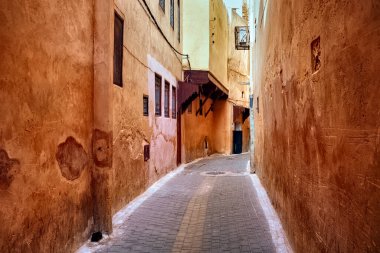 Meknes Medine 'nin dar sokakları. Meknes, Fas 'ın dört imparatorluk şehrinden biridir ve krallıktaki altıncı büyük nüfus şehridir..