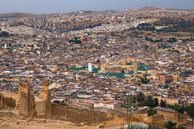 Fez el Bali Medina 'nın havadan görünüşü. Moulay İdris 'in ünlü üniversitesi El-Kahire ve Zawiya' nın bakış açısıyla. Fas.