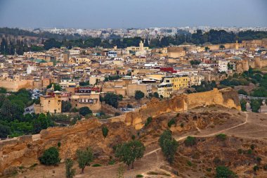 Fez el Bali Medina 'nın havadan görünüşü. Fas, Fez 'in en eski duvarlı yeri. Fes el Bali M.S. 789 ve 808 yılları arasında Idrisid hanedanlığının başkenti olarak kuruldu.