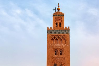 Marakeş, Fas 'ın Medine semtindeki Koutoubia Camii. Kentin en büyük camii ve ünlü halka açık Jemaa el-Fna 'nın yanında yer alır ve büyük bahçeler tarafından çevrelenir..