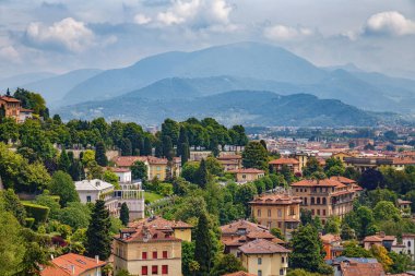 Kuzey İtalya 'daki eski Bergamo kasabasının hava manzarası. Bergamo, Alp Lombardy bölgesinde bir şehirdir..