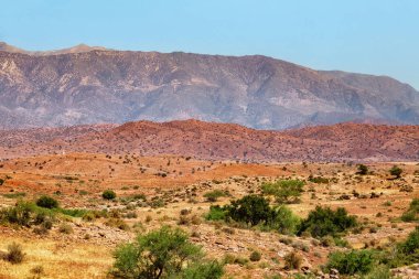 Güneşli bir günde dağlık Fas 'ın güzel çöl manzaraları.