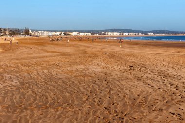 Amatör takımlar, Fas 'ın Essaouira bölgesindeki Atlantik Okyanusu kıyısındaki kumlu bir sahilde futbol oynuyor..