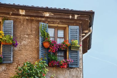 Tarihi binada ahşap çerçeveli pencereler.