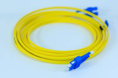 Mavi Bağlantılı Sarı Fiber Optik Kabloyu Kapat